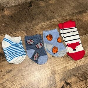4 pairs of infant socks